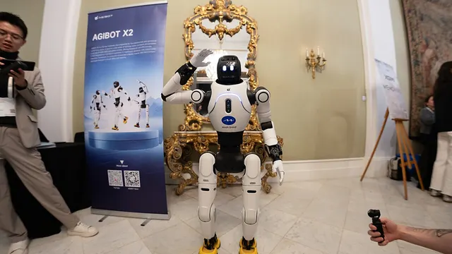 Un robot humanoïde AgiBot X2 présenté au Mobile World Congress 2026