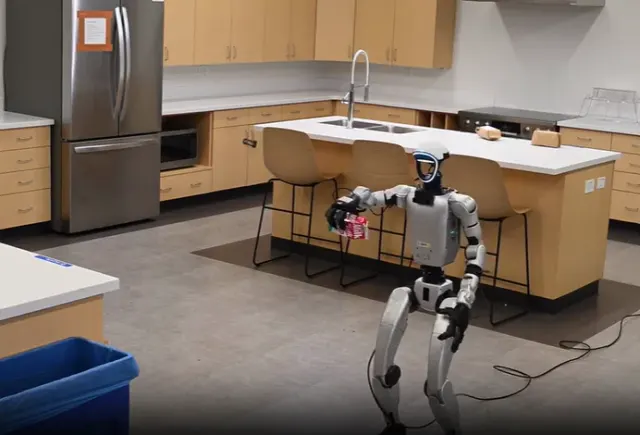 Piloté par l'IA GPT Astra, un robot humanoïde range seul une cuisine, mais avec une lenteur pénible