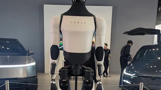 Le robot humanoïde Optimus de Tesla exposé dans un magasin Tesla