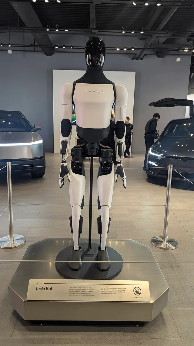 Le robot humanoïde Optimus de Tesla exposé dans un magasin Tesla