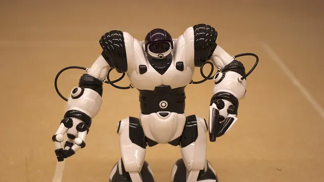 Un robot humanoïde Robosapien de WowWee exposé dans un laboratoire de Georgia Tech