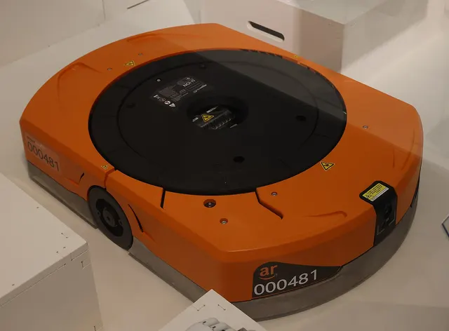 Un robot mobile dans un entrepôt Amazon
