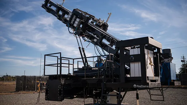 Feux de forêt : en Californie, un lanceur autonome projette des capsules de retardant