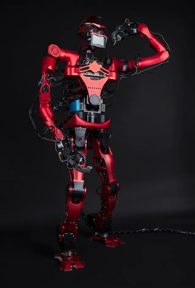 Un robot humanoïde grandeur nature de couleur noire.