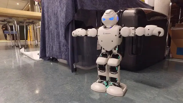 Un petit robot humanoïde UBTECH Alpha 1PRO présenté lors du hackathon hack4no en 2016
