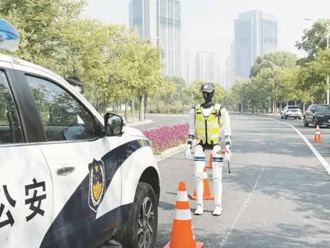 China: humanoid robots help police at a drink-driving checkpoint in Shaoxing