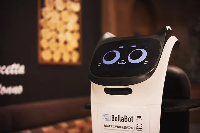 Un robot serveur BellaBot dans un restaurant au Japon